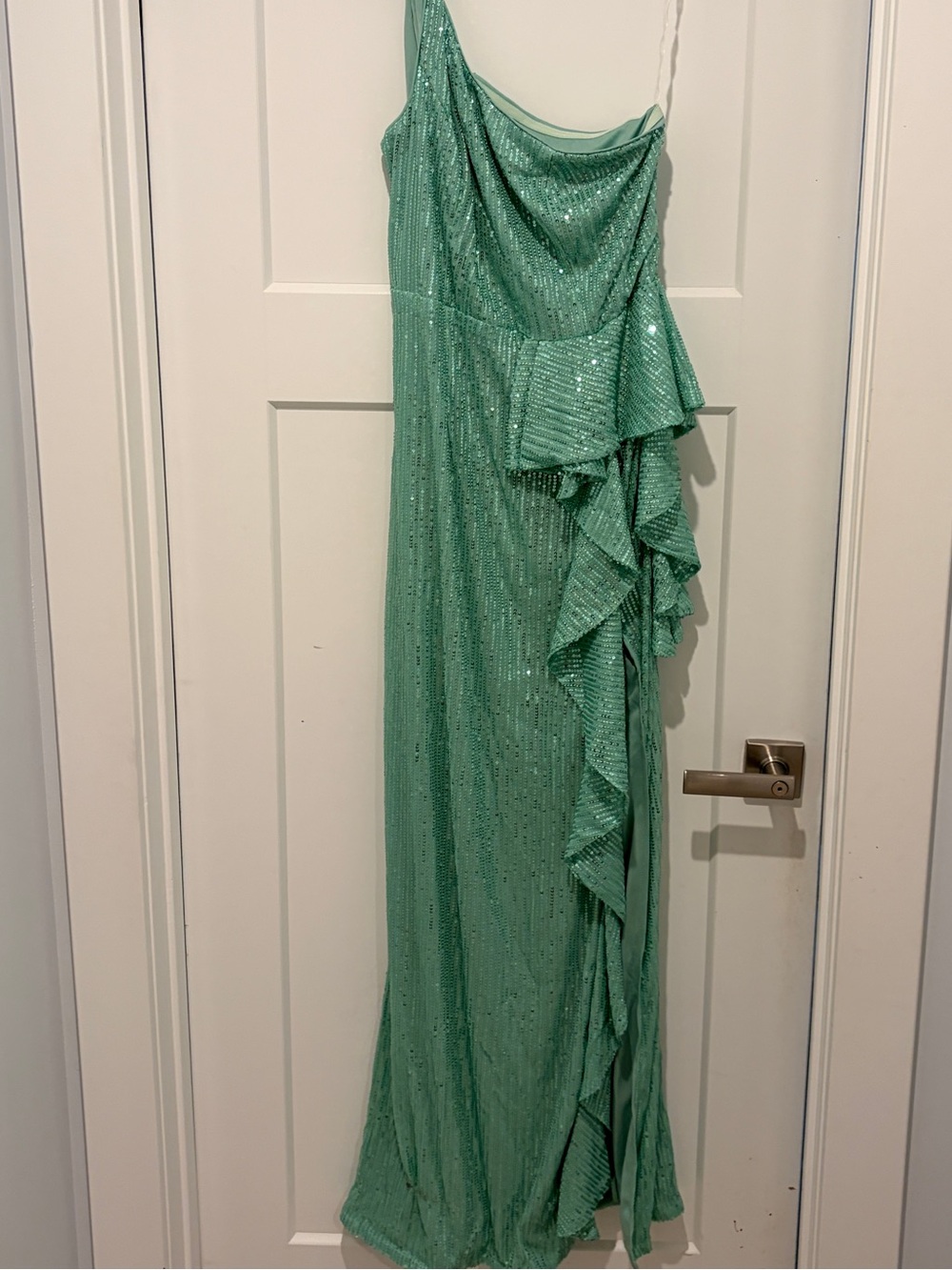 NWOT Mint Green Women’s Large One-Shoulder Ruffle Sequin Gown